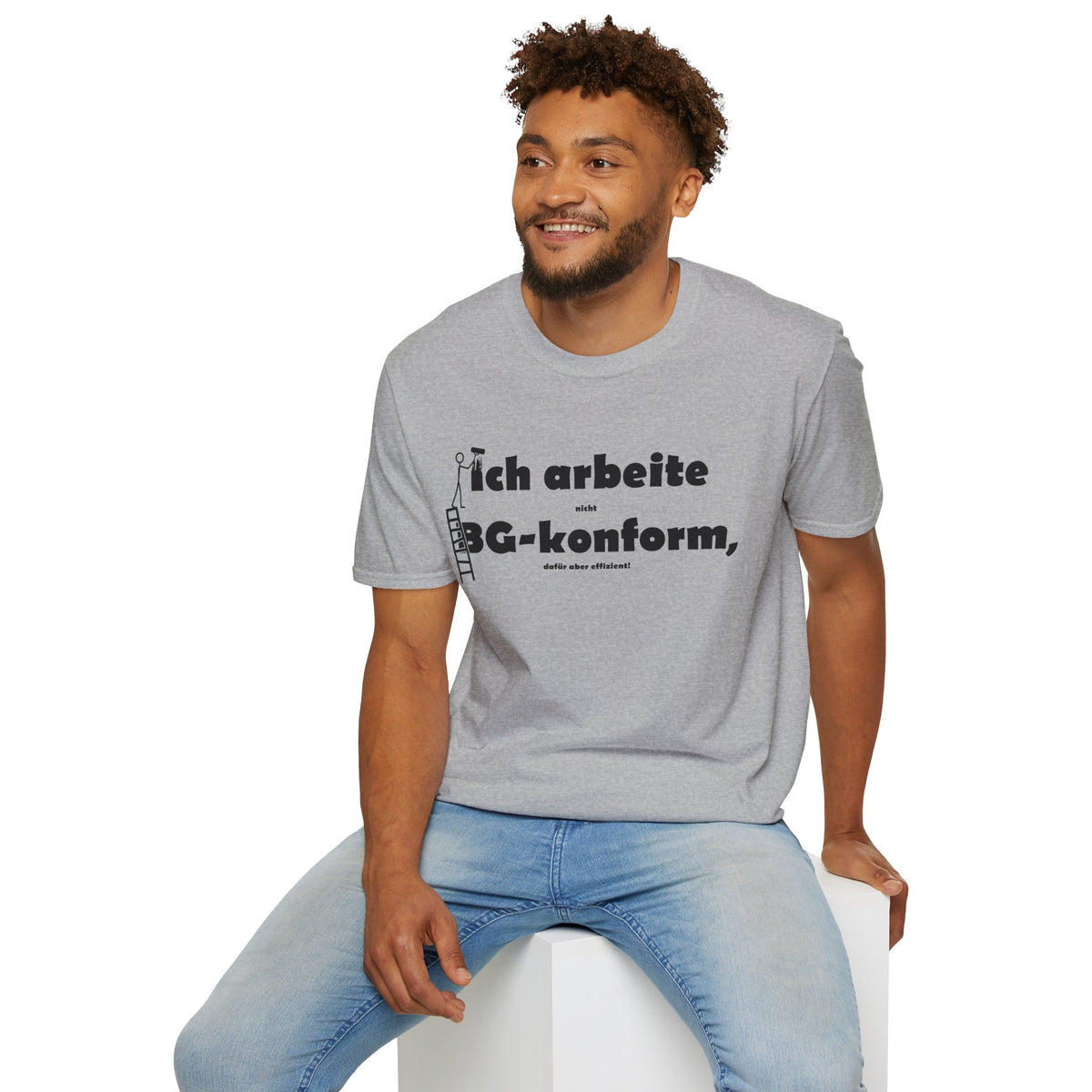Bauarbeiter trägt das schwarze Arbeits-Shirt Ich arbeite BG-konform auf der Baustelle