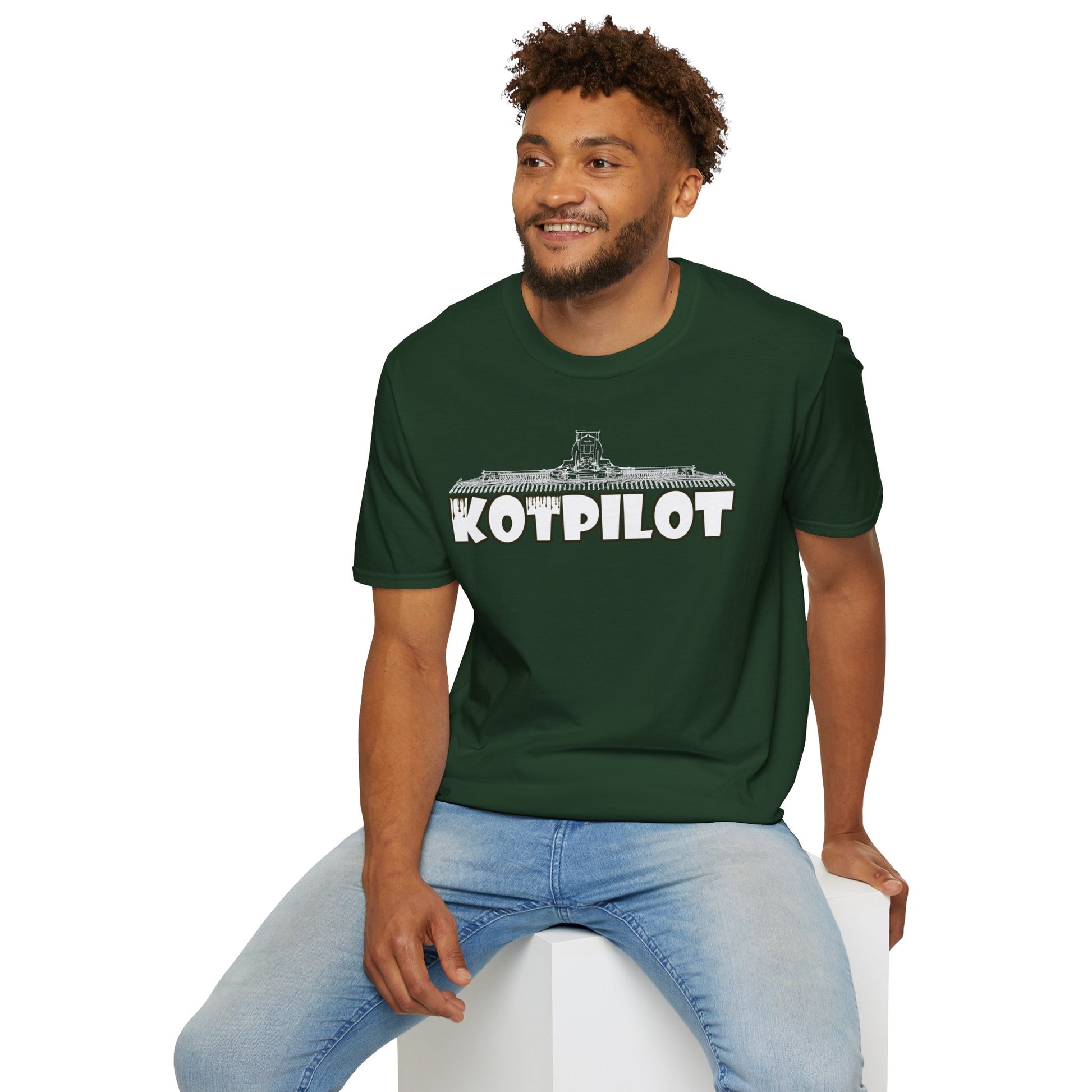 Landwirt trägt das Kotpilot T-Shirt bei der Gülleausbringung auf dem Traktor