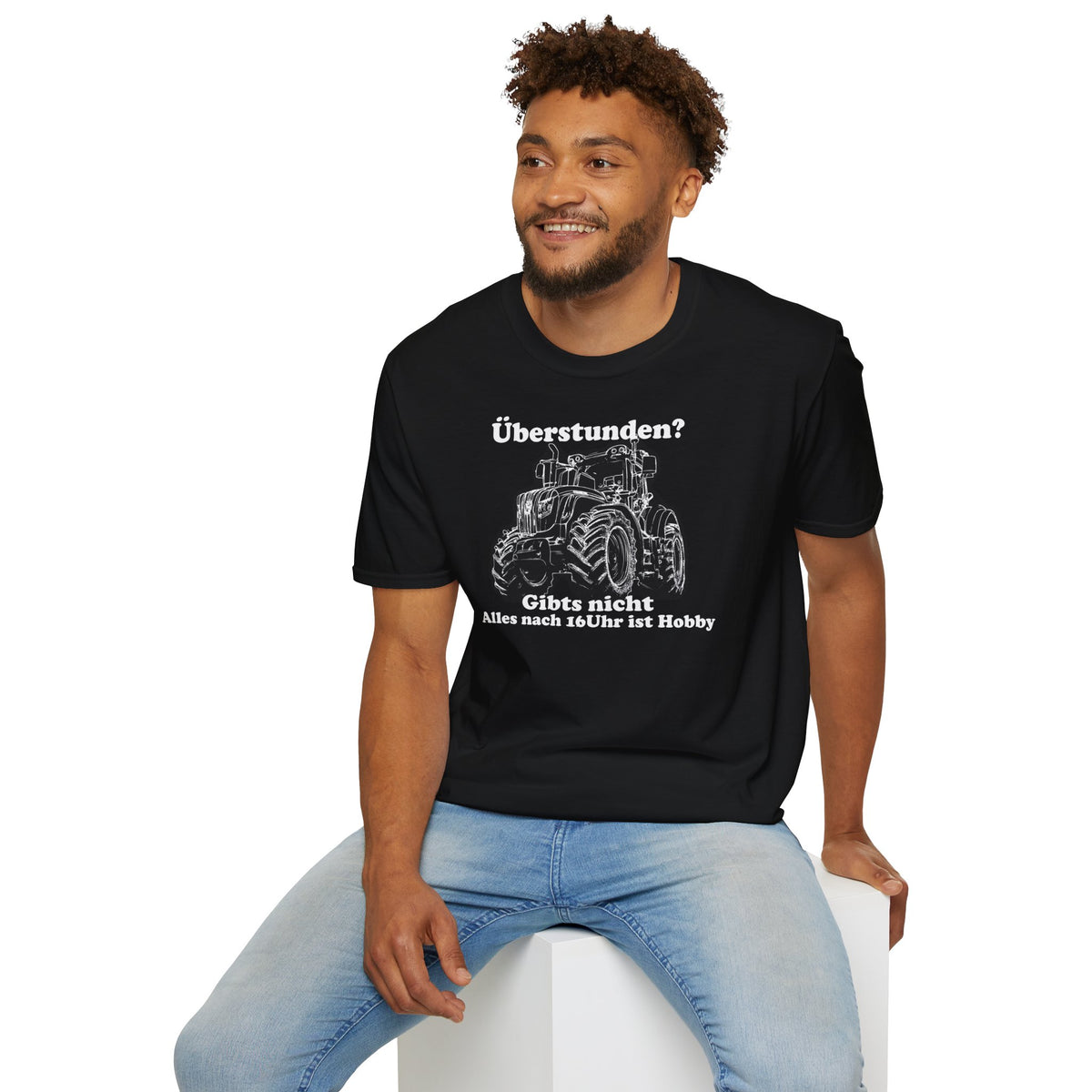 Bauer trägt das Traktor-Shirt Überstunden gibt's nicht auf dem Hof