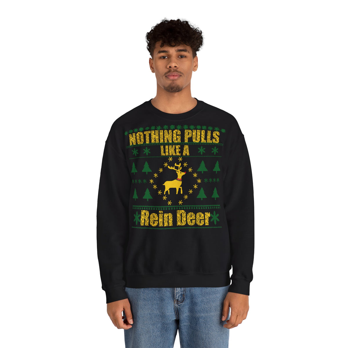Landwirt trägt den Rein Deer Ugly Christmas Sweater auf dem Bauernhof
