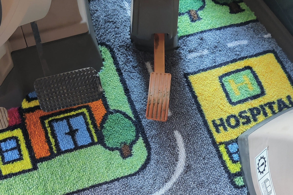 Passgenaue Traktor Fußmatte im Straßen-Spielteppich Design verbaut im Schlepper Kabinenraum